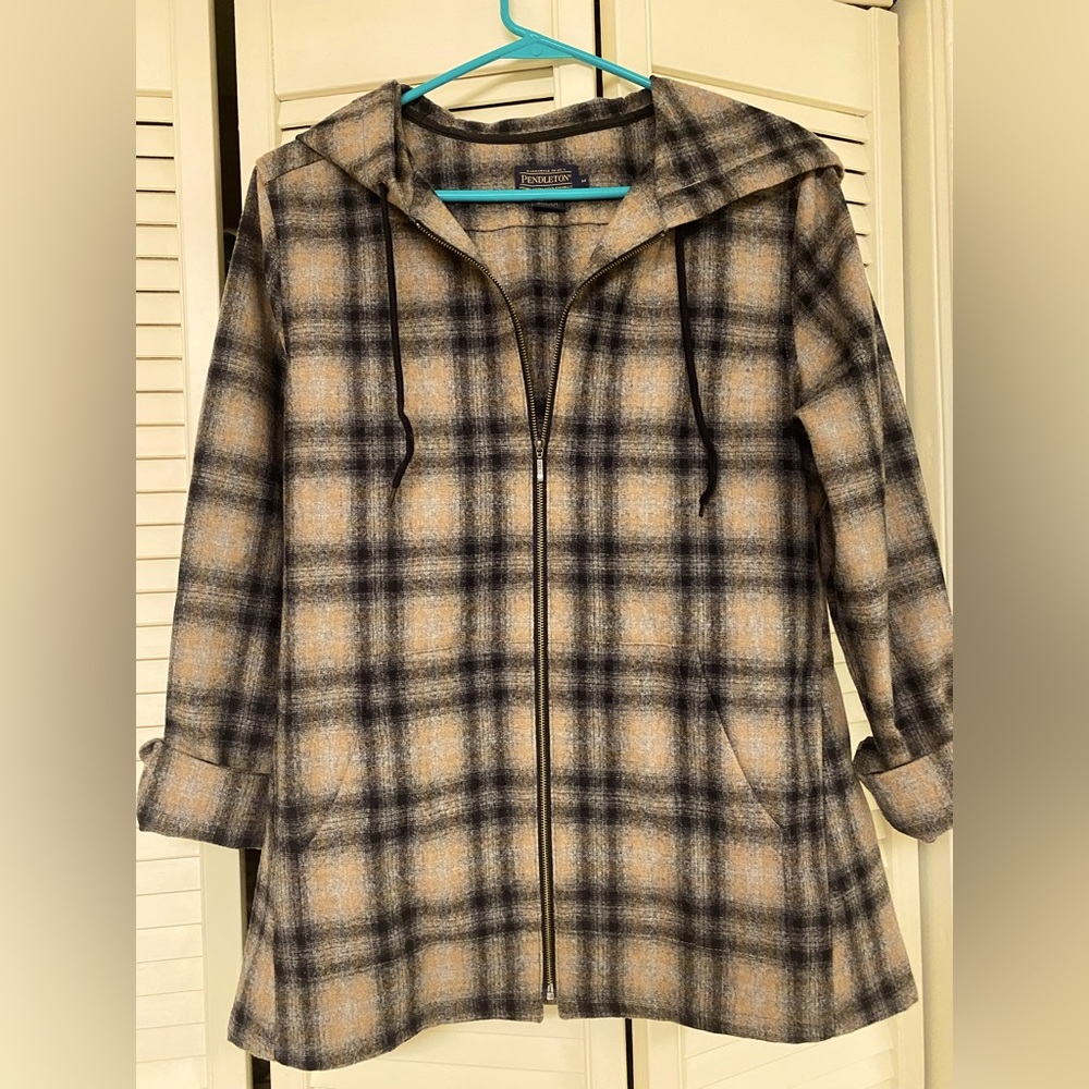 Pendleton light weight jacket with hood. Size Medium